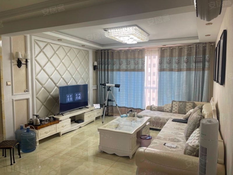 平山县西城华府3室2厅1卫豪华装修,中间楼层采光好.房东直卖