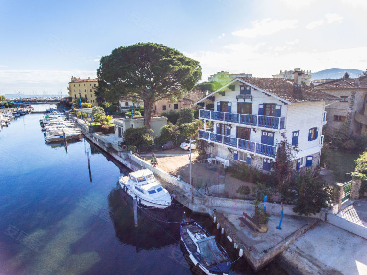 法国约¥880万非典型海滨小屋二手房公寓图片