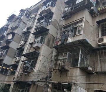 六号门商业街附近小区大两房 带院子 公摊小  证件齐全