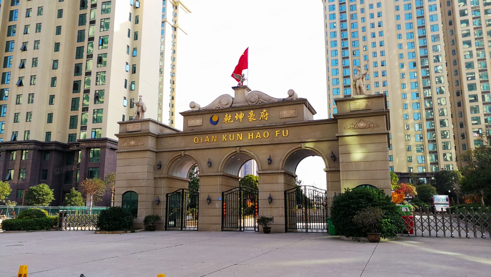 市政府 公园旁 乾坤豪府 中层138平毛坯三房 南北户型