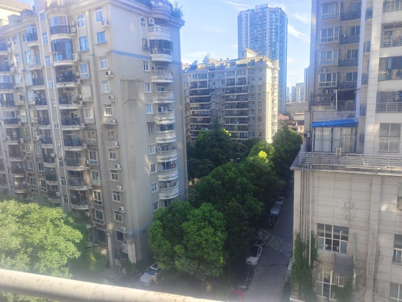 航天星苑电梯楼 临地铁 周边商圈成熟 近医院