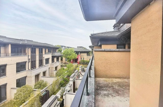 万科玖望排屋550万诚心出售,北山面江诚心出售,近富阳通杭州南车位