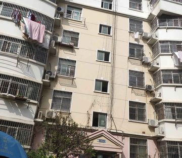 桃花岛旁涌金花园多层2楼,新精装,3室,带大储藏室,好停车