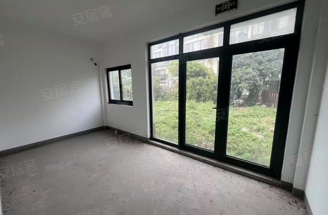 朱家角古镇旁 联排西边套 大花园150平 房东诚售！