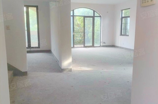 景瑞荣御蓝湾4室2厅202㎡360万二手房图片