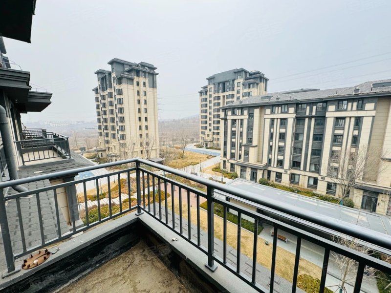 保利和府3室2厅1卫 洋房带阳台,电梯直通地下停车场