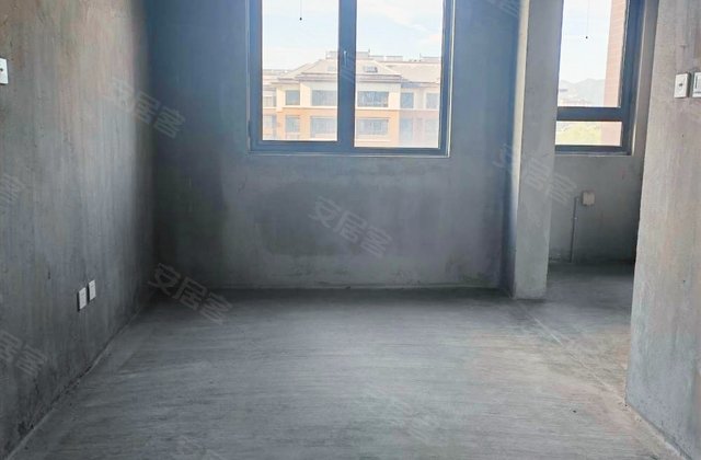 小外，电梯三室两厅两卫看房方便