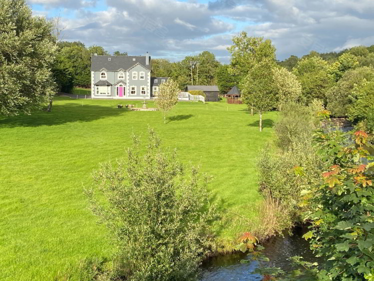 爱尔兰约¥364万美丽的 4 间卧室的房子在郁郁葱葱的绿地和单独的 2 间卧室小木屋， 布里奇敦， 拉盖， 多尼戈尔，二手房公寓图片