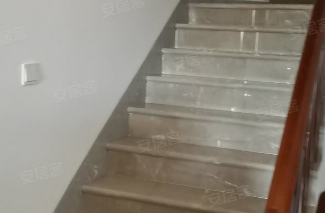 红色庄园5室3厅3卫精装修带车库，商品房，房东直卖送车位
