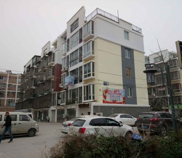 江南名都城 小区已供暖 交通便捷 装修好 医疗配套成熟