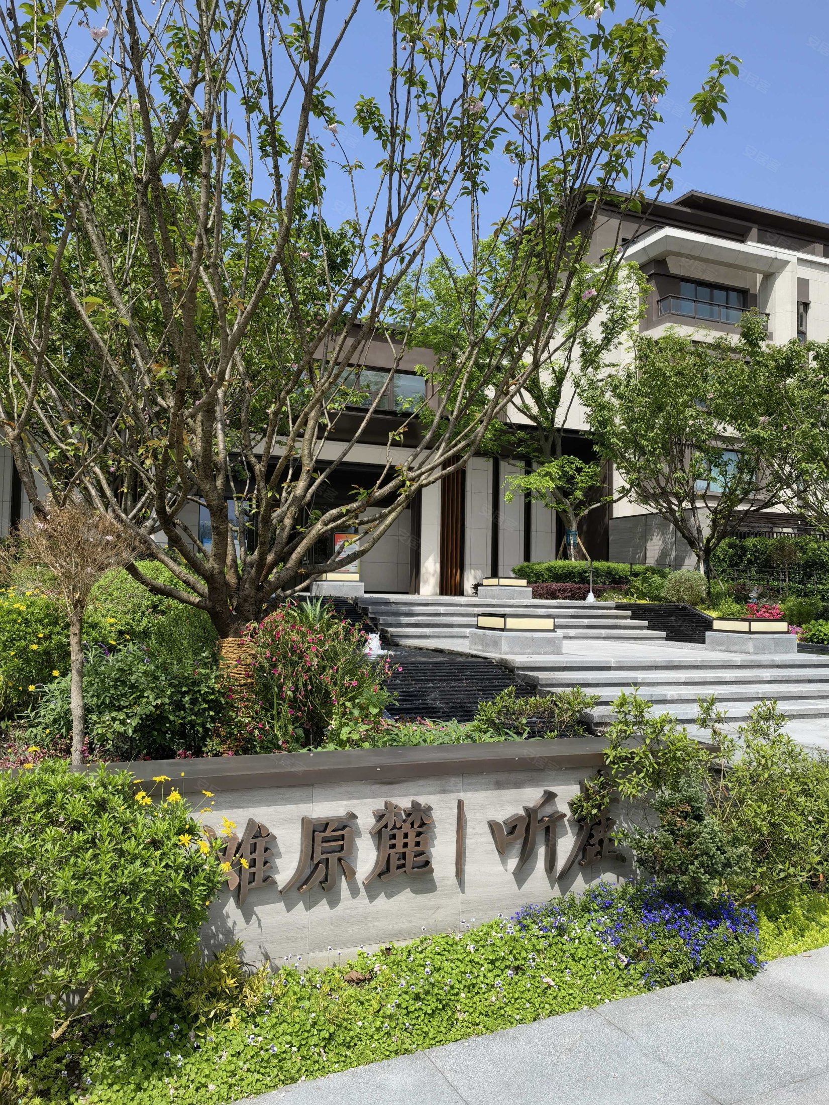 龙湖长滩原麓听麓4室3厅3卫175.06㎡东南212万