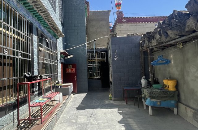 罗布林卡生活区4室1厅244㎡150万二手房图片