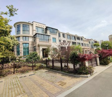 湖心岛精装别墅 世茂香槟湖带花园车库 小区如公园 房东诚心急