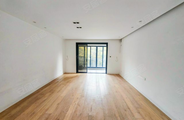 中间楼层采光好 南北通透 满五唯一 精装可拎包入住 产权清晰