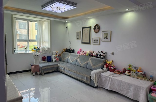 丽景公馆 精装， 步梯三楼 送车位和地下室，霄河路  。