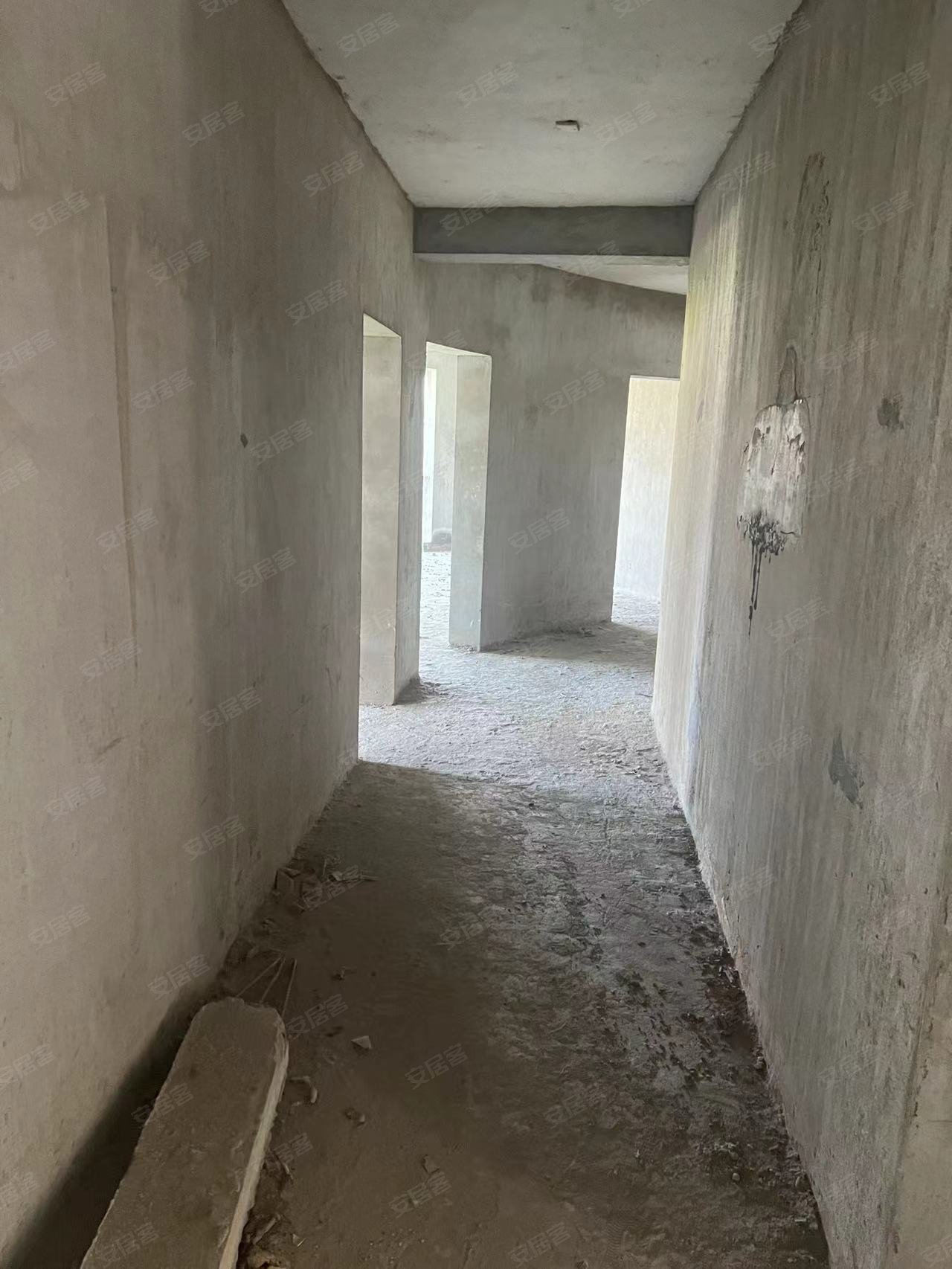 西苑小区6室2厅3卫328.04㎡东西188万