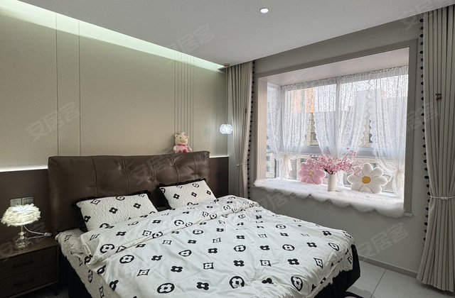 UK中心3室2厅112㎡45万二手房图片