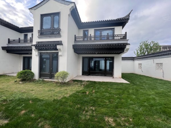 枫林半岛(别墅)4室2厅3卫144.65㎡南北215万