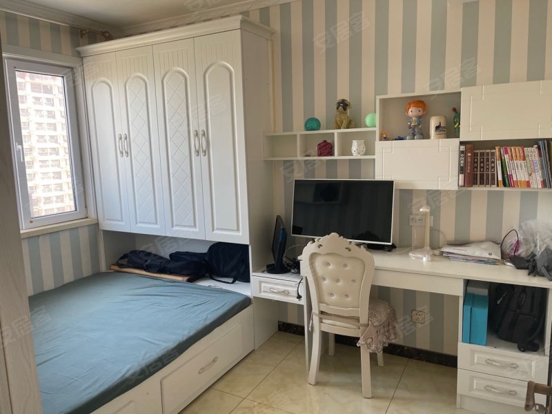 平山县西城华府3室2厅1卫豪华装修,中间楼层采光好.房东直卖