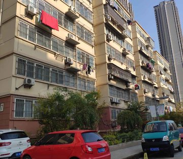 富丽花园3室2厅1卫电梯顶层房出售