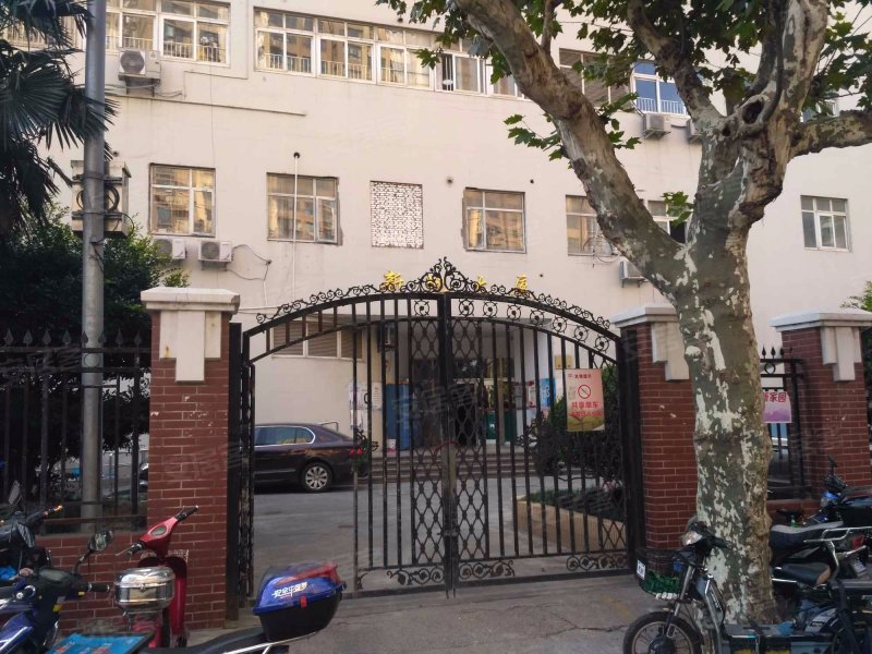 新地大厦,国货路8号