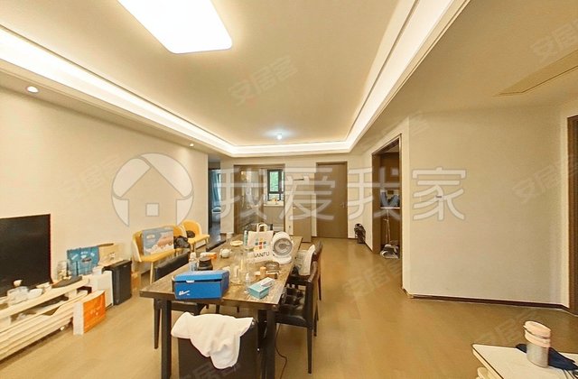 地铁旁 越秀大四房 自住保养好 品牌家电家具 位置安静
