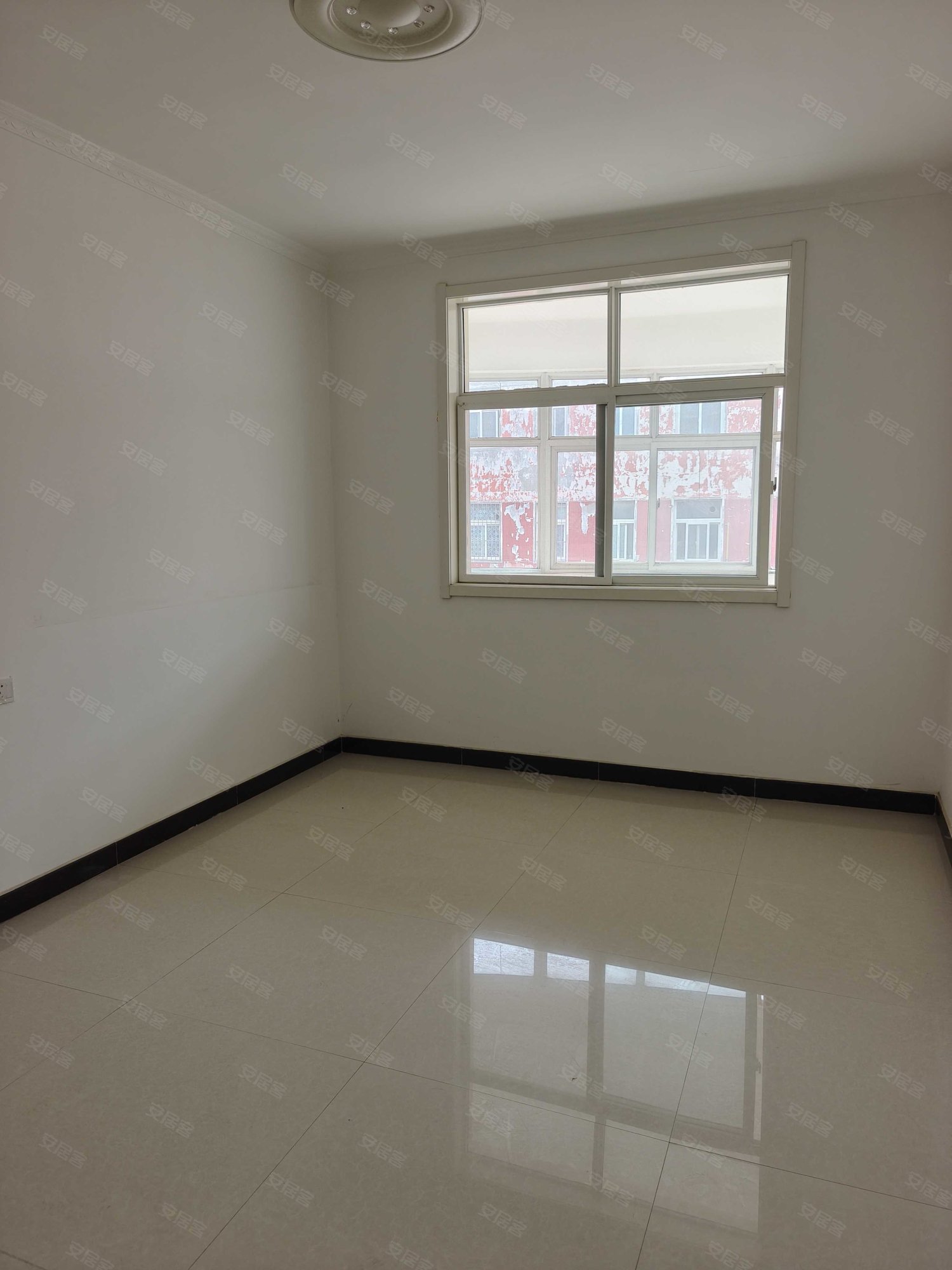 新艺花城3室2厅1卫134㎡南北28万