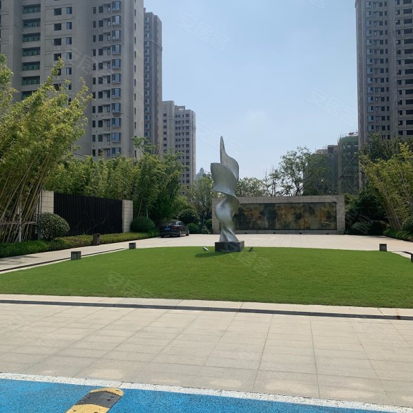 与汽车大道交汇处西南方(瓦良格西侧)-南昌鸿海水岸之城沁园二手房