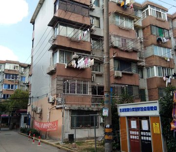 泰和新城一楼  大天井30多个平方房东诚意出售全明户型少有