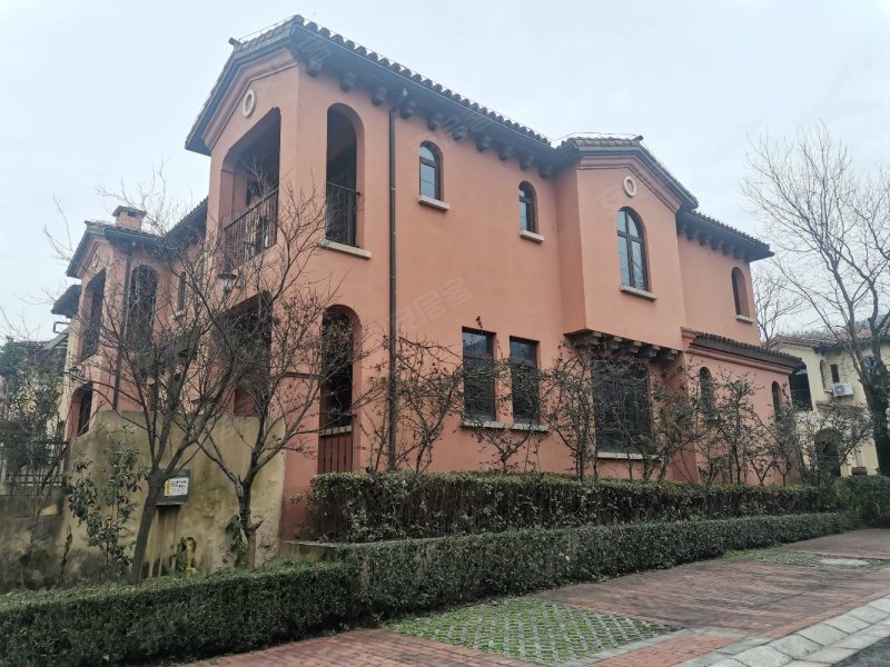 上邦山居岁月别墅房,空间大,价格低,四室两厅三卫一厨.