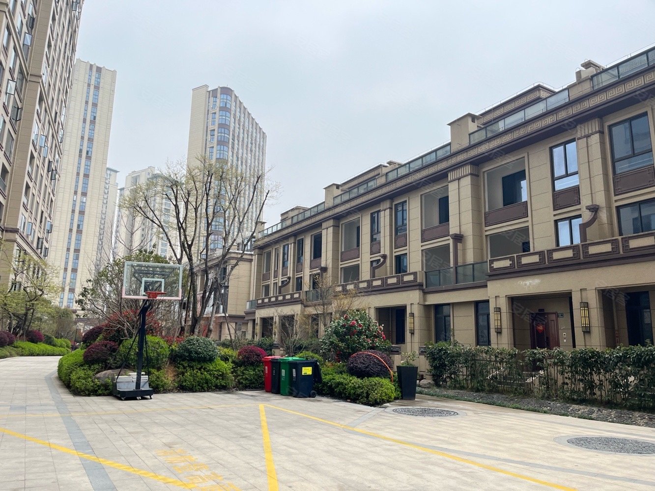 龙港华鸿中央原墅4室2厅2卫127.48㎡南140万