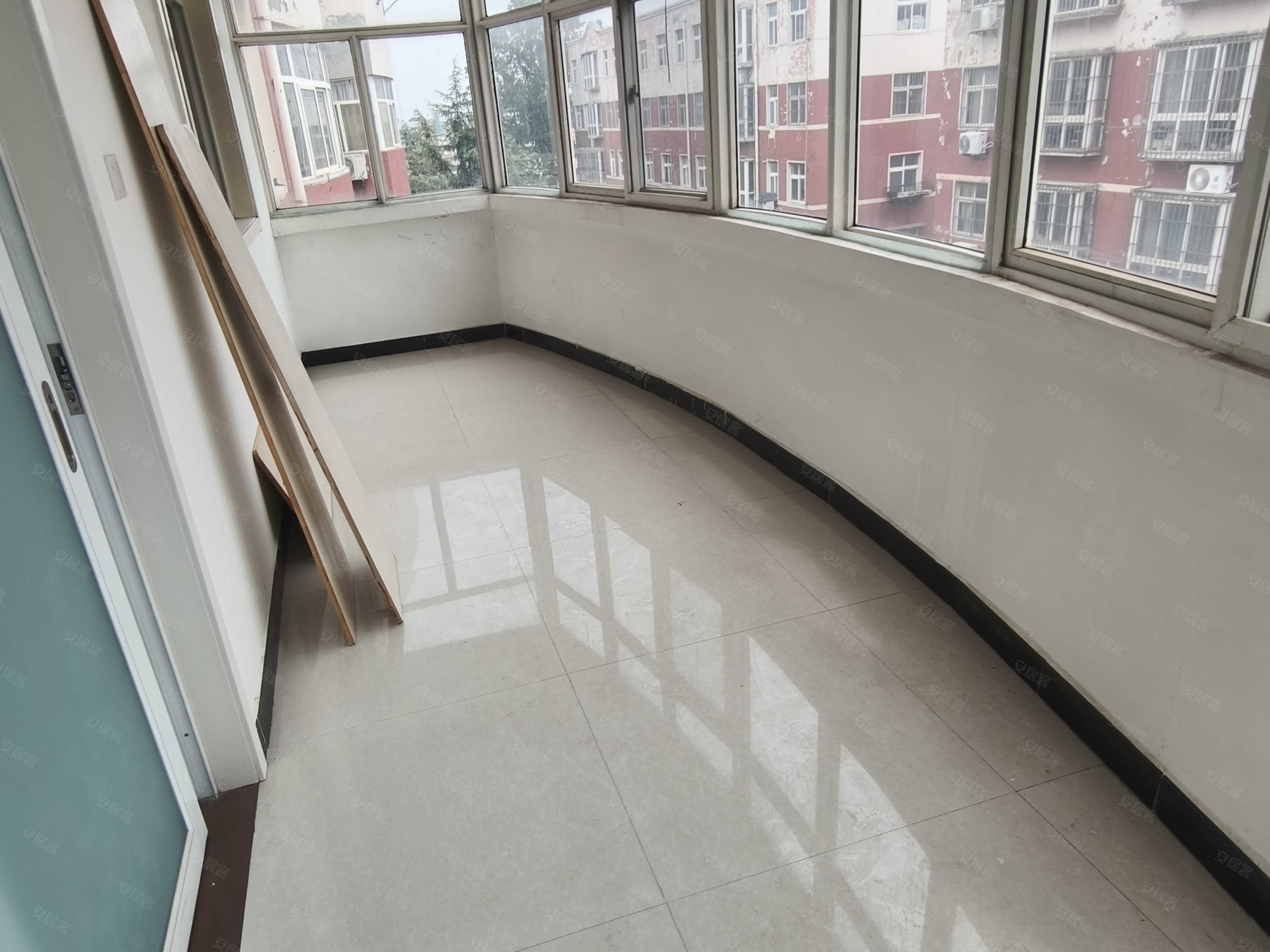 新艺花城3室2厅1卫134㎡南北28万