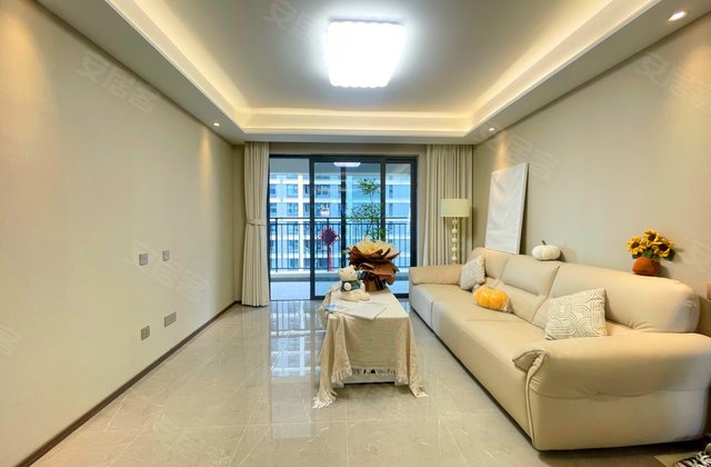 龙湖精装4房 一天未住 地铁口 单价9字头 拎包住 急卖