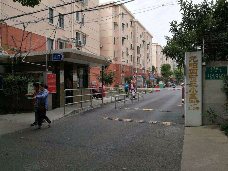 龙柏四村三小区 