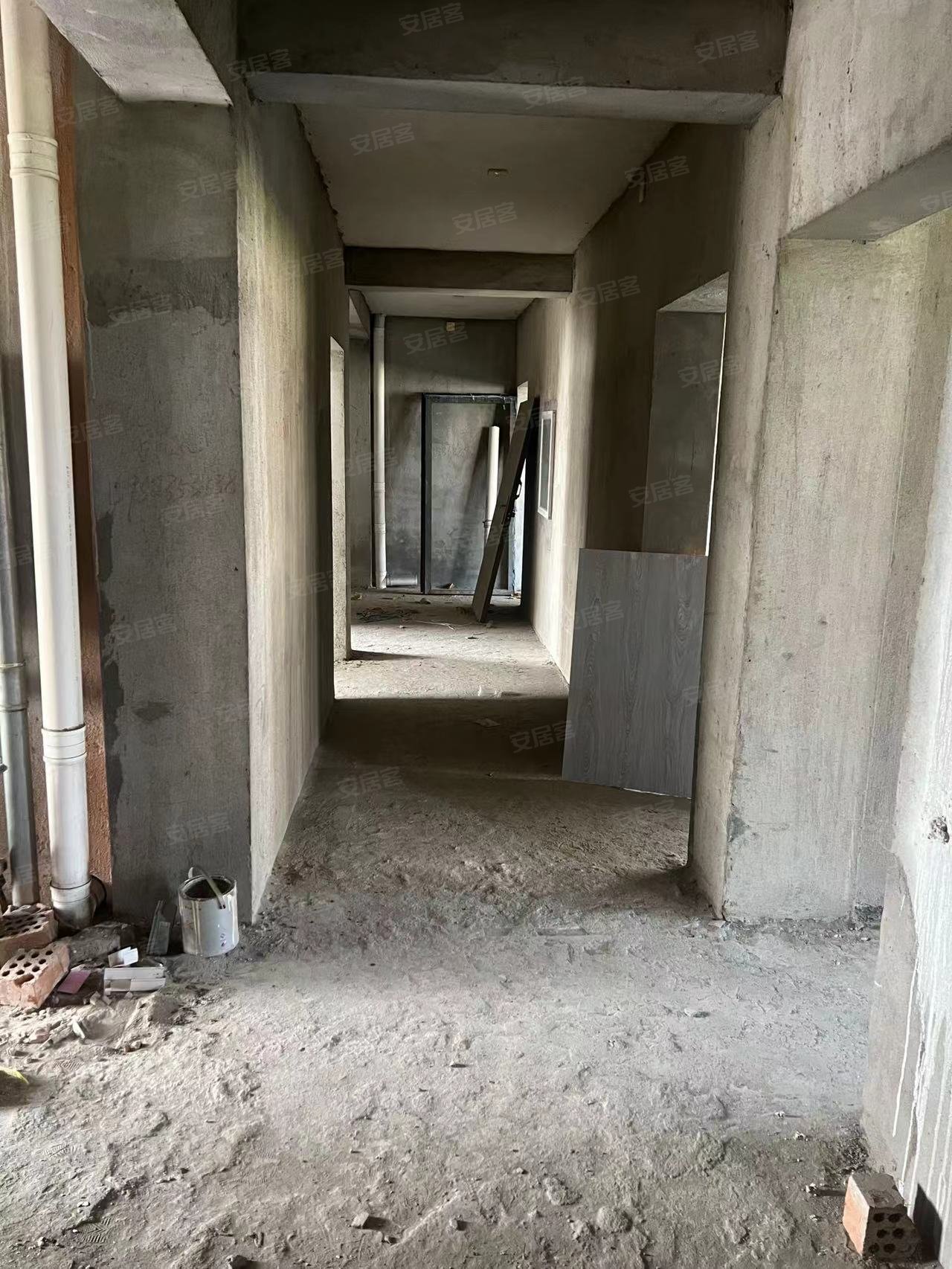 西苑小区6室2厅3卫328.04㎡东西188万