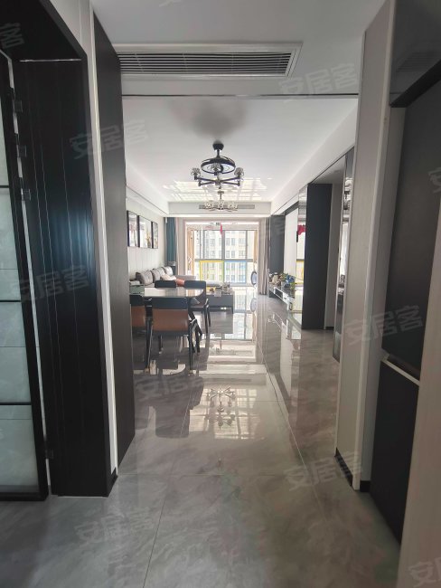 金轮津桥华府的板楼 楼龄新 临地铁 豪华精装 中间楼层采光好