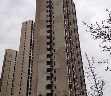 玉龙湾两室两厅99平94万带车位两年本南北通透