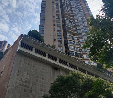 王府花园 产权清晰 出行方便 双卫格局 大三居 精装修