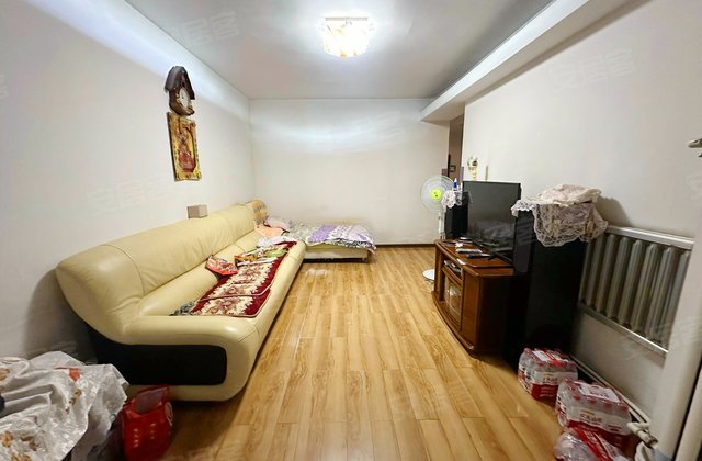 阳新里诚意卖，一楼带院在本，门口一个车位，，南北向俩室一厅