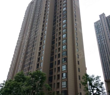 绿地铭公馆 房龄新 中间好楼层 交通便利 装修好 正南朝向