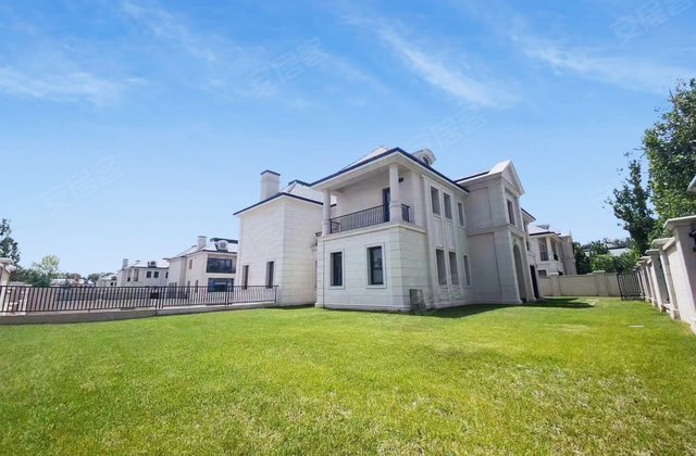 格拉斯小镇7室3厅7卫1073㎡南北8247万