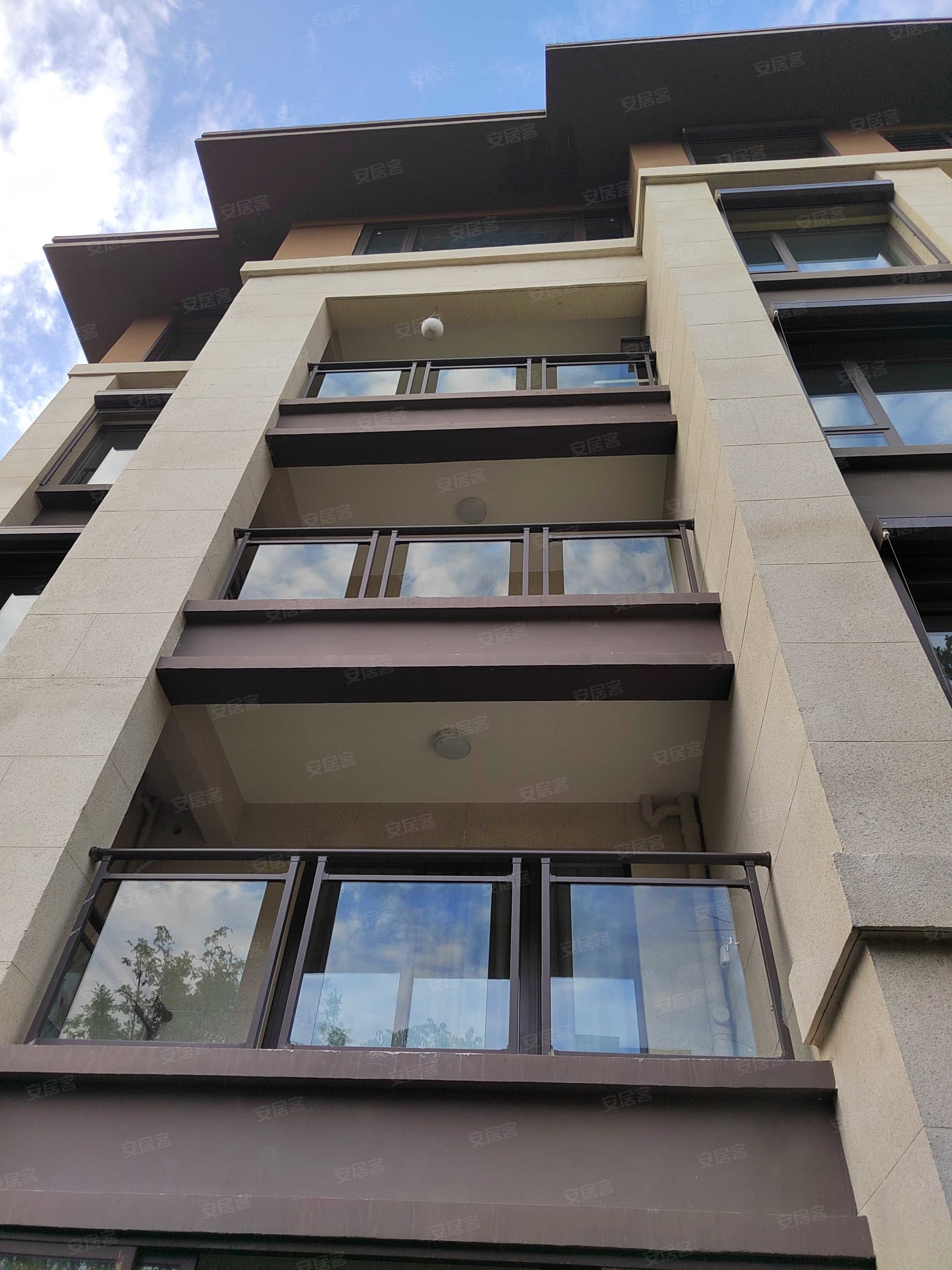 山湖城花园湖畔小院