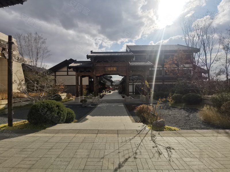 世茂莲花山小镇