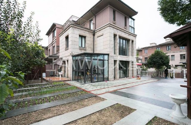 急售可谈5室3厅4卫369㎡南北共3层2006年建造南郊别墅(别墅)闵行莘庄