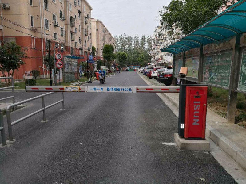 龙柏四村三小区 