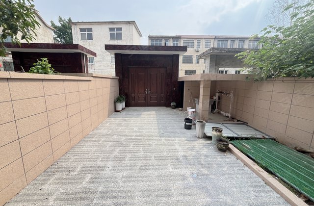 德馨园小区4室2厅300㎡55万二手房图片