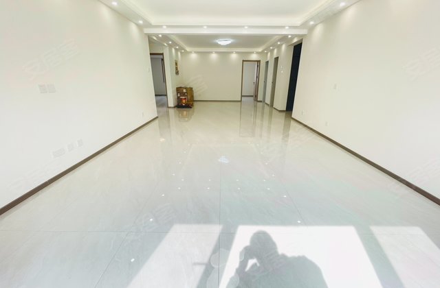 世纪华庭3室2厅2卫152㎡南北119.69万