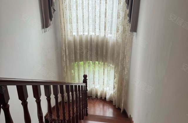 红色庄园 红心街8号，南向房采光好 ，含国有土地使用证。