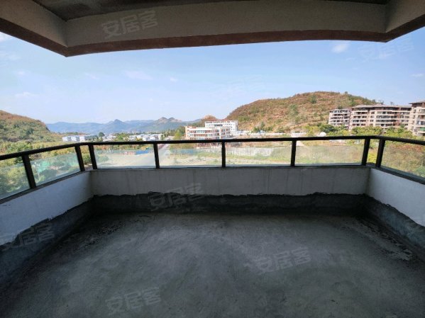 仁山公园紫荆苑4室2厅2卫158㎡南62.8万