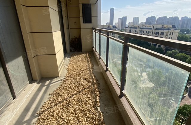 沪润金域蓝湾3室2厅130㎡62.8万二手房图片